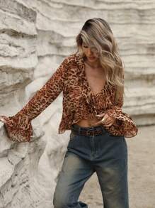 Aveloria Blusa casual suelta con diseño de volantes, cuello en V, lazo en la cintura, bajo asimétrico y estampado de leopardo aleatorio con elegante acabado retro