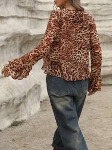 Aveloria Blusa casual suelta con diseño de volantes, cuello en V, lazo en la cintura, bajo asimétrico y estampado de leopardo aleatorio con elegante acabado retro