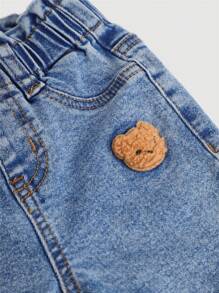 SHEIN 女婴可爱棕熊补丁蓝色高弹牛仔裤，女童秋冬装 - 中等水洗藍 - 查看 3