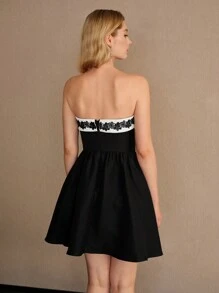 MOTF STUDIO DETALII APLICII ROCHIE SCURTĂ DE TUB EVAZAT DE COLORBLOC