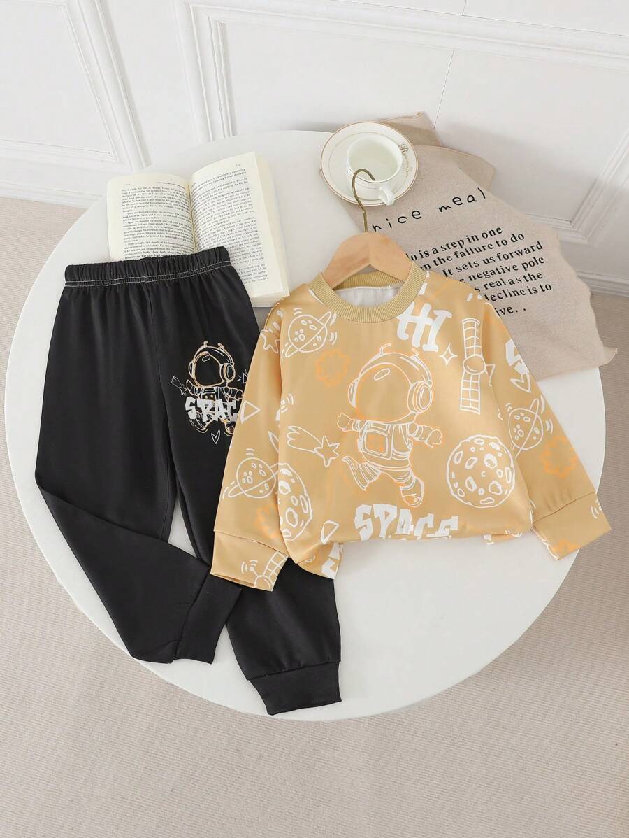 SHEIN 2-częściowy zestaw bluzy z grafiką astronauty i spodni dresowych z prążkowanej dzianiny, odpowiedni dla chłopców w wieku 4-7 lat na jesień, wiosnę i zimę - Kolor khaki - Zobacz 1