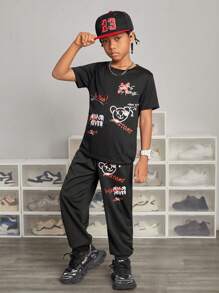 SHEIN Little Byeori Cậu bé Tween Đồ họa hoạt hình và khẩu hiệu Bộ áo Tee & quần nỉ - màu đen - Xem 2