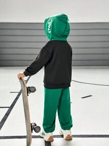 SHEIN 2 件装年轻男孩彩色字母图案校园篮球复古街头装连帽衫和运动裤套装