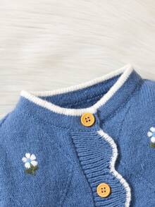 Pagliaccetto in maglia semplice con stampa floreale, con bottoni sul davanti e bordo a conchiglia, maniche corte, per bambina