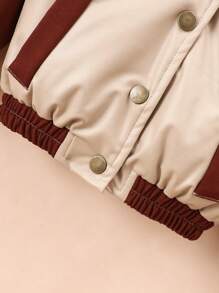 Chaqueta de color marrón y albaricoque con bloque de color y bordado de letra americana vintage para niña joven