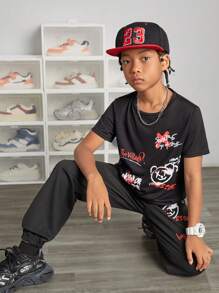 SHEIN Little Byeori Cậu bé Tween Đồ họa hoạt hình và khẩu hiệu Bộ áo Tee & quần nỉ - màu đen - Xem 4