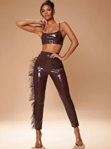 SHEIN Unity 大胆红色人造皮革短款上衣和高腰裤套装，带有羽毛细节