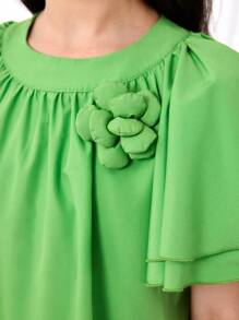 SHEIN DRMZ Tween Girl 女童宽松休闲圆领荷叶边袖 3D 花卉纯色及膝连衣裙 - 綠色 - 查看 3