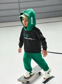 SHEIN 2 件装年轻男孩彩色字母图案校园篮球复古街头装连帽衫和运动裤套装