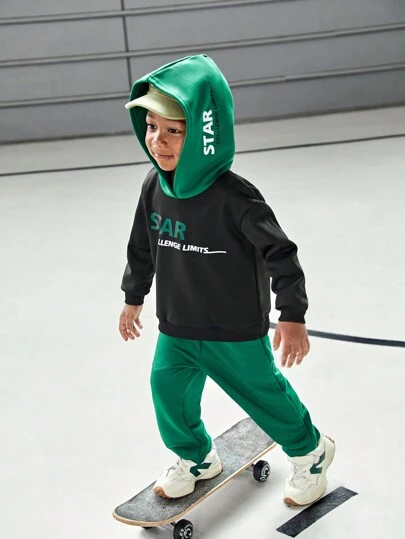 SHEIN 2 件装年轻男孩彩色字母图案校园篮球复古街头装连帽衫和运动裤套装