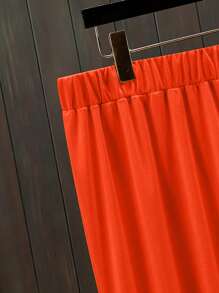 Große Größen 2-teiliges Set aus asymmetrisch geschnittenem Kurzarmoberteil in Unifarbe und Hose mit Gummibund, Freizeitset