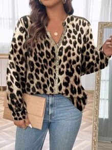 SHEIN Clasi 大码豹纹拼布长袖 V 领休闲衬衫 - 彩色 - 查看 3