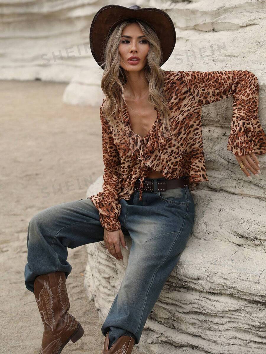 Aveloria Blusa casual suelta con diseño de volantes, cuello en V, lazo en la cintura, bajo asimétrico y estampado de leopardo aleatorio con elegante acabado retro