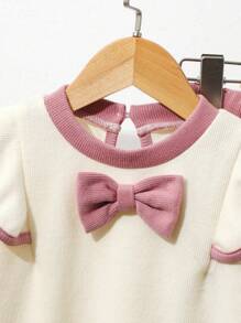 SHEIN Genkimix Kids 2 件年轻女孩和年轻女孩休闲蝴蝶结荷叶边短袖运动衫和蝴蝶结荷叶边下摆运动裤套装，百搭舒适，适合搭配夹克、外套等秋冬季穿着。 - 粉色 - 查看 3