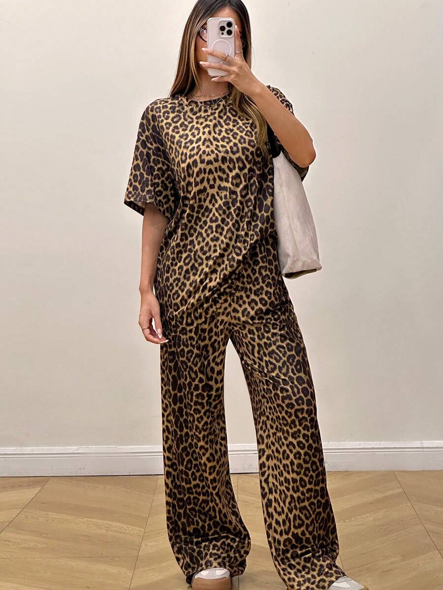 SHEIN EZwear Bộ 2 món áo thun rộng rãi họa tiết da báo dành cho nữ và quần nỉ, Thu/Đông - màu nâu - Xem 1