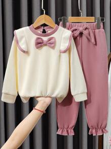 SHEIN Genkimix Kids 2 件年轻女孩和年轻女孩休闲蝴蝶结荷叶边短袖运动衫和蝴蝶结荷叶边下摆运动裤套装，百搭舒适，适合搭配夹克、外套等秋冬季穿着。 - 粉色 - 查看 1