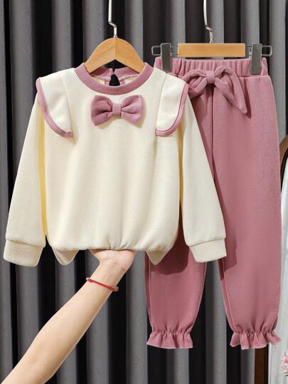 SHEIN Genkimix Kids 2 件年轻女孩和年轻女孩休闲蝴蝶结荷叶边短袖运动衫和蝴蝶结荷叶边下摆运动裤套装，百搭舒适，适合搭配夹克、外套等秋冬季穿着。
