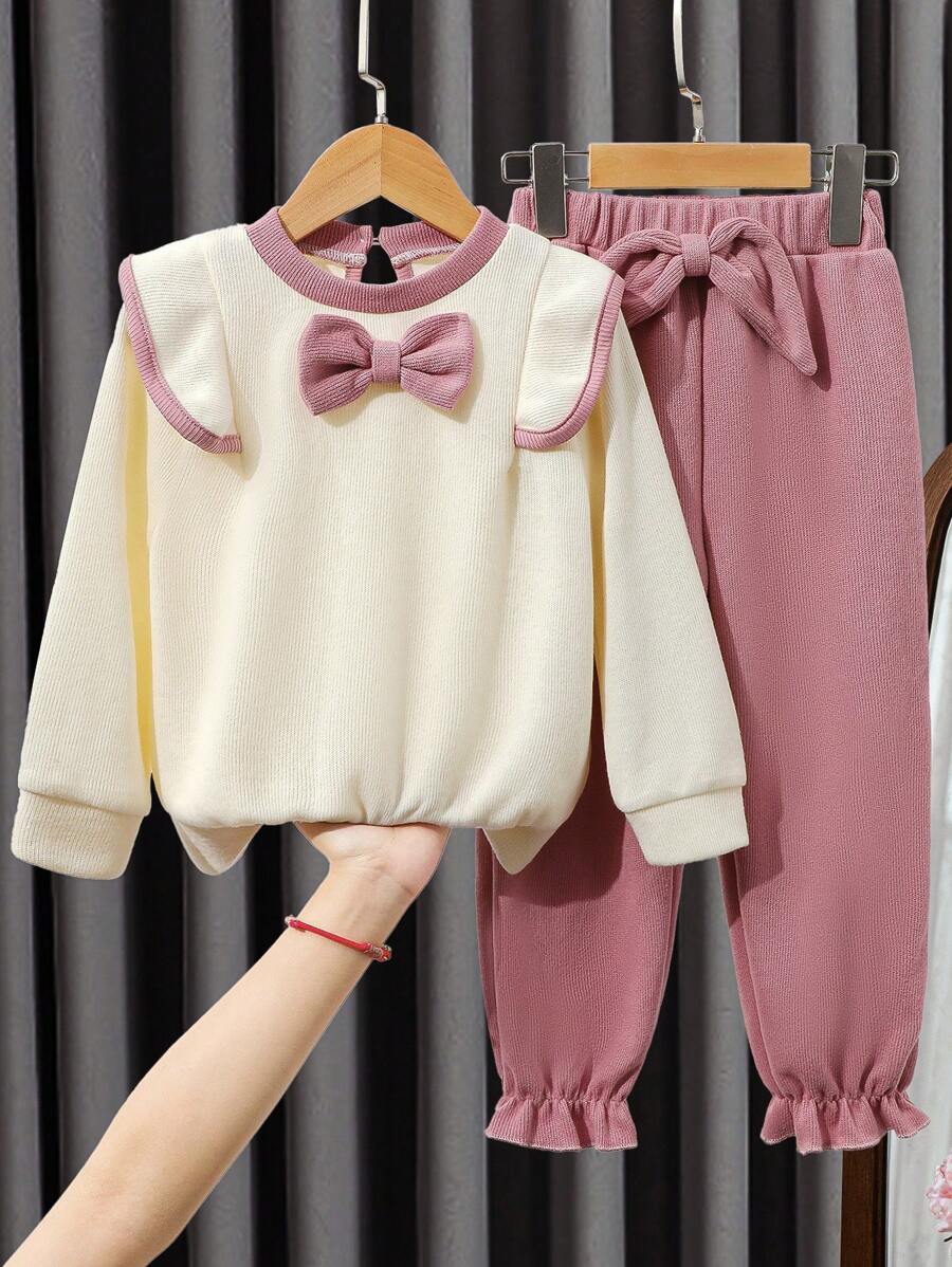SHEIN Genkimix Kids 2 件年轻女孩和年轻女孩休闲蝴蝶结荷叶边短袖运动衫和蝴蝶结荷叶边下摆运动裤套装，百搭舒适，适合搭配夹克、外套等秋冬季穿着。 - 粉色 - 查看 1