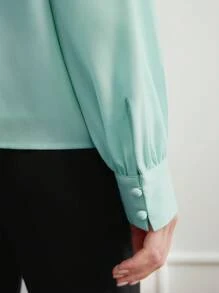 MOTF PREMIUM Blusa con mangas farol, detalles de cadena de pedrería y pliegues plisados - verde menta - Ver 7