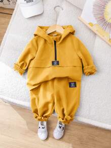 SHEIN 2-delige babyjongens casual outfitset - gele capuchontrui met trekkoordjoggingbroek, geschikt voor buiten- en binnenkleding, herfst/winter