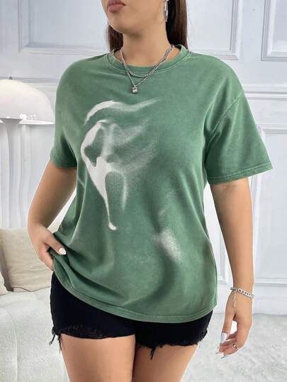 SHEIN EZwear גודל פלוס ליל כל הקדושים חומצה שטוף מראה וינטג' סרוג במצוקה משוחרר לסרוג גולגולת צורחת דפוס פני רוח רפאים דפוס מצויר חולצת טריקו עם שרוול קצר