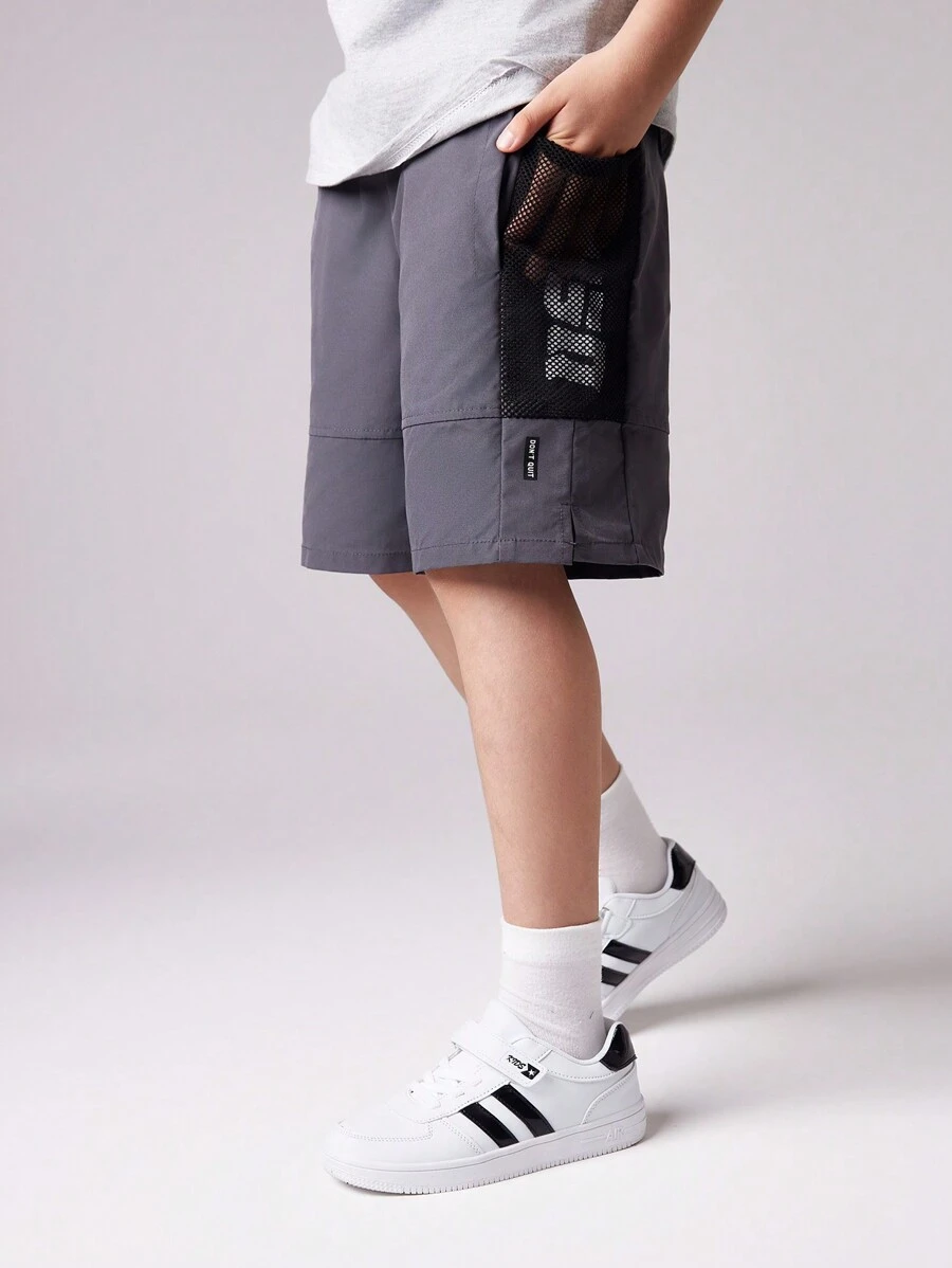 SHEIN Shorts de malla con diseño sólido y estampado de letras para niño preadolescente, con bolsillos y ajuste holgado - Multicolor - Ver 1