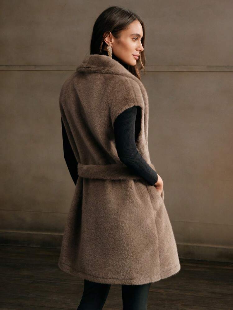 Chaqueta sin mangas esponjosa con cintura ceñida de moda