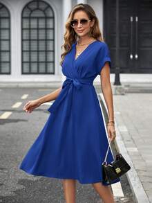 SHEIN Clasi Vestido para mujer de manga corta con escote en V, cruzado, de unicolor, con cinturón en la cintura - azul real - Ver 3