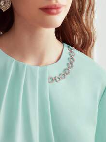MOTF PREMIUM Blusa con mangas farol, detalles de cadena de pedrería y pliegues plisados - verde menta - Ver 2