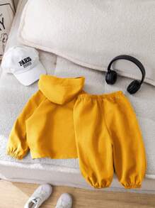 SHEIN 2-delige babyjongens casual outfitset - gele capuchontrui met trekkoordjoggingbroek, geschikt voor buiten- en binnenkleding, herfst/winter