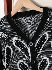 少女开衫，秋冬新款。黑白相间的开衫，饰有精致的心形和花卉图案，采用独特的针织工艺。适合多种场合——休闲、旅行、度假和日常穿着。