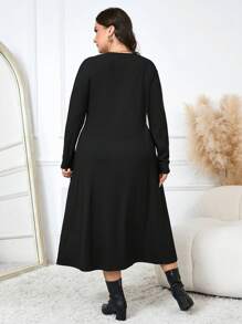 Modelyn Vestido de manga larga con escote en V, abotonadura delantera y adorno de color contrastante para tallas grandes - Negro - Ver 2