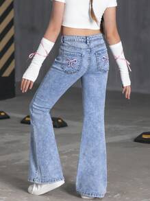 SHEIN Explorewe 青少年女孩休闲简约可爱甜美优雅口袋设计粉色蝴蝶结刺绣洗水牛仔喇叭裤 - 藍色 - 查看 2