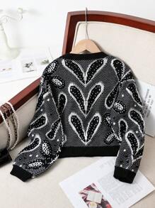 少女开衫，秋冬新款。黑白相间的开衫，饰有精致的心形和花卉图案，采用独特的针织工艺。适合多种场合——休闲、旅行、度假和日常穿着。