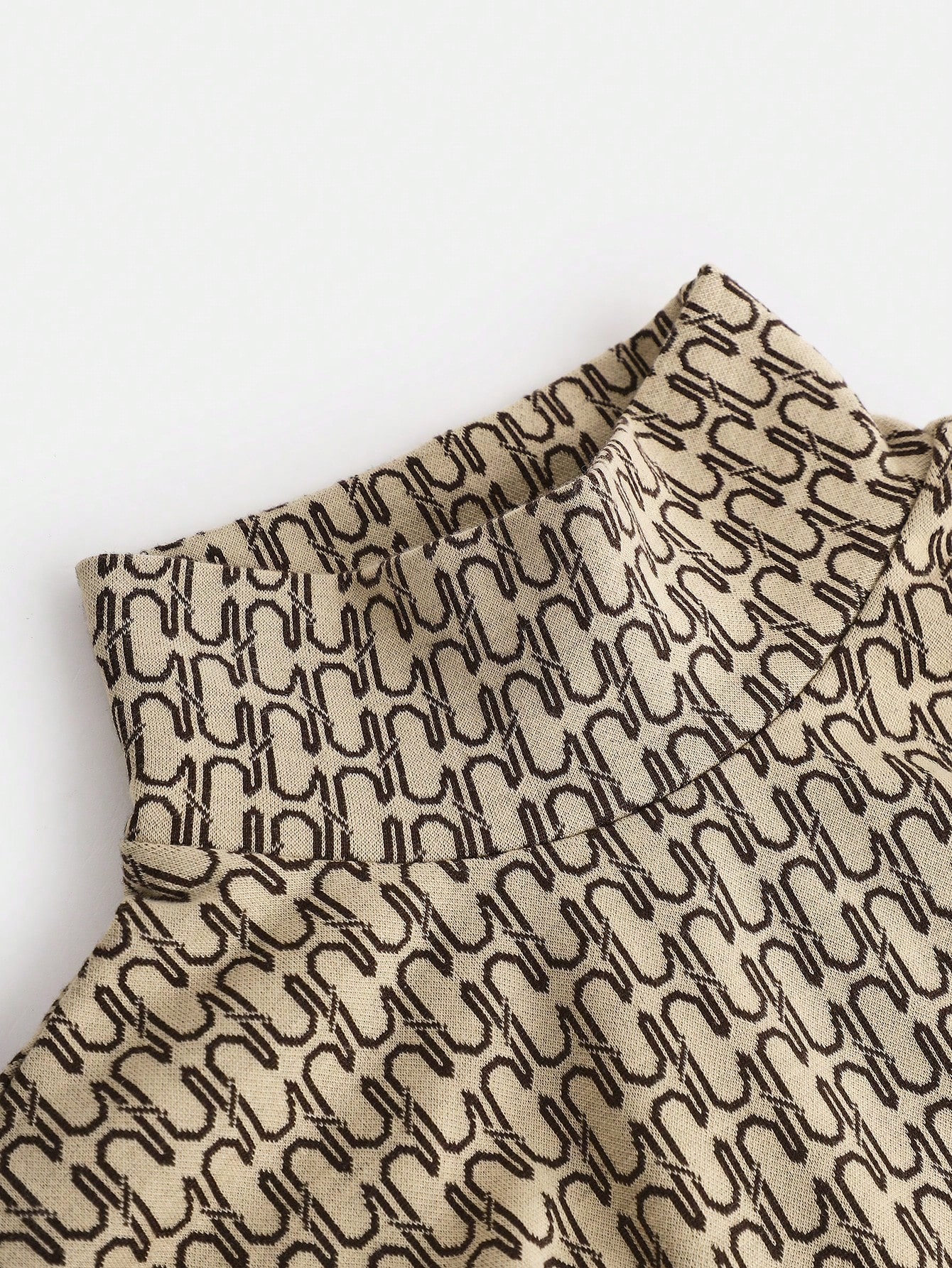 SHEIN فستان ناعم طويل الأكمام بياقة عالية ومزين بح...