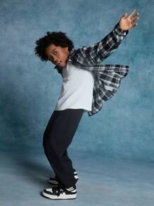 SHEIN 3 piezas Conjunto de niño preadolescente con camisa de cuadros tejida, camiseta de manga corta, pantalones cargo jogger con bolsillos y dobladillo con puño - Blanco y Negro - Ver 3