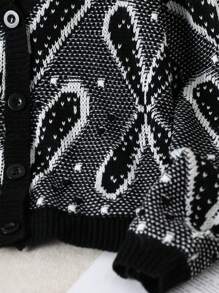 少女开衫，秋冬新款。黑白相间的开衫，饰有精致的心形和花卉图案，采用独特的针织工艺。适合多种场合——休闲、旅行、度假和日常穿着。