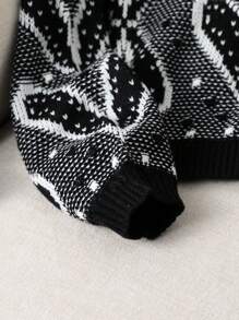 少女开衫，秋冬新款。黑白相间的开衫，饰有精致的心形和花卉图案，采用独特的针织工艺。适合多种场合——休闲、旅行、度假和日常穿着。