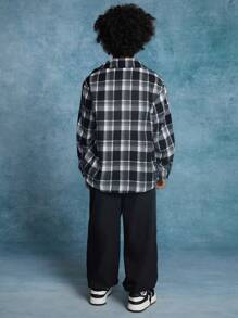 SHEIN 3 piezas Conjunto de niño preadolescente con camisa de cuadros tejida, camiseta de manga corta, pantalones cargo jogger con bolsillos y dobladillo con puño - Blanco y Negro - Ver 2