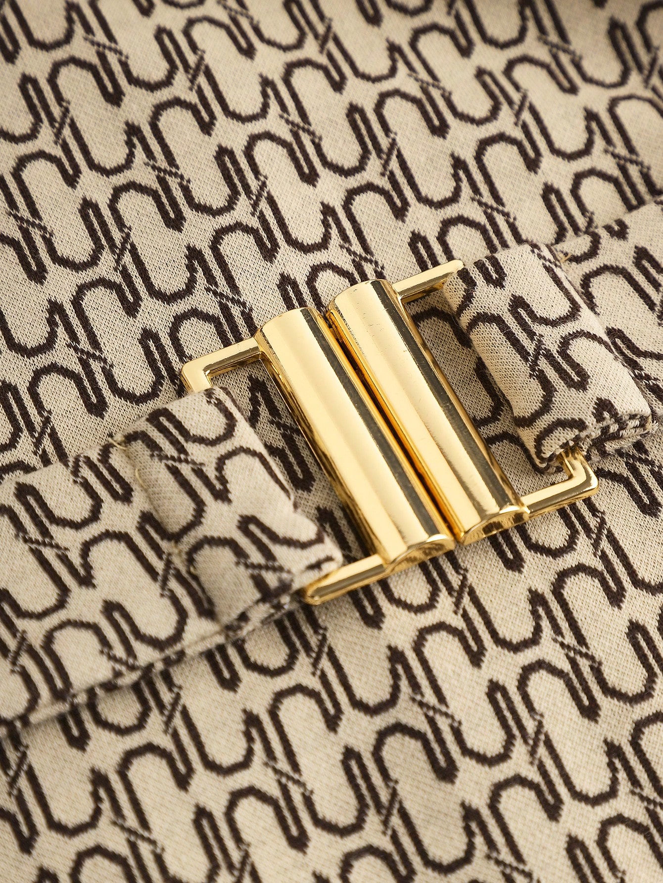 SHEIN فستان ناعم طويل الأكمام بياقة عالية ومزين بح...