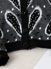 少女开衫，秋冬新款。黑白相间的开衫，饰有精致的心形和花卉图案，采用独特的针织工艺。适合多种场合——休闲、旅行、度假和日常穿着。