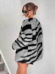 SHEIN Essnce Chaqueta suelta de manga larga con patrón de cebra, de frente abierto, y esponjosa, para mujer, abrigo de piel, estampado animal, ropa de mujer de invierno - Gris - Ver 4