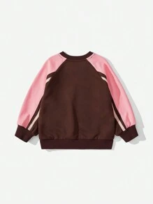 SHEIN Ropa casual de estilo al aire libre para niñas pequeñas en otoño, sudadera con bloques de color, mangas de contraste y estampados gráficos, adecuada para juegos al aire libre y uso casual diario en la ciudad