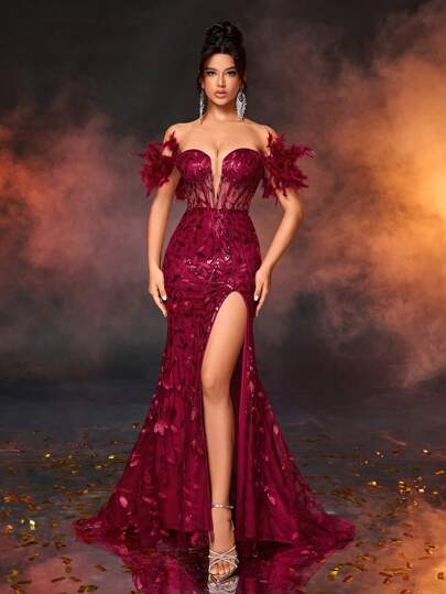 Glamrae Vestido elegante y lujoso de color rojo burdeos con hombros descubiertos, escote en V profundo, cintura decorada con plumas, transparente, abertura alta y falda con cola dramática, perfecto para fiestas de cócteles, graduaciones y bodas. Presenta puños con plumas reales de Turquía. Vestido de noche formal para baile de graduación, invitada de boda, fiesta de cena.