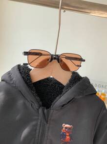 This Thick Bear Print Jacket For Baby Boys Is Specially Designed For Cold Seasons, Using High-Quality Insulation Material And Adorable Bear Patterns To Keep Babies Warm And Cute In Chilly Weather. This Jacket Not Only Has Excellent Thermal Performance But Also Combines Fashion And Practicality.