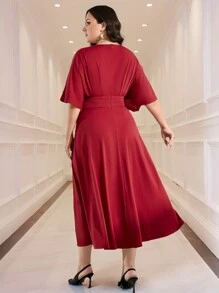 Modelyn 勃艮第红色加大码纯色 V 领短袖优雅连衣裙 - 酒紅色 - 查看 2