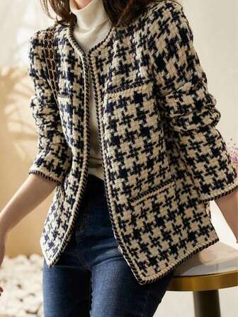 秋冬新品上市。黑白千鸟格小香氛外套。粗花呢编织圆领短款上衣。法式复古风，修身显瘦，通勤约会皆宜。适合各种场合，耐高温，时尚休闲的女装。