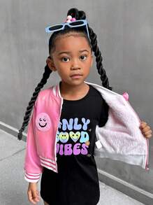 SHEIN Explorewe 2 pièces Set de jeunes filles avec couche d'air rose et imprimé noir / Ce set est composé d'un tissu avec revêtement lavable à la main, le panneau avant est décoré d'une broderie de visages souriants tricolores, doublé avec une doublure thermique, assorti à une robe noire ajustée avec des imprimés amusants, très adapté aux enfants dynamiques qui aiment les paillettes. Nouvelle arrivée Automne/Hiver - Rose bonbon - Voir 10