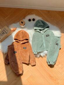 SHEIN Leap Crew 4 sztuki/zestaw Ciepły ubiór dla chłopca i dziewczynki - bluza z kapturem z napisem Fuzzy Letter, jednokolorowa kurtka z kapturem, spodnie z elastyczną talią na jesień i zimę - Wielokolorowe - Zobacz 7