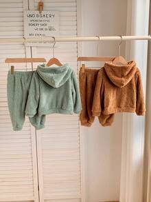 SHEIN Leap Crew 4 sztuki/zestaw Ciepły ubiór dla chłopca i dziewczynki - bluza z kapturem z napisem Fuzzy Letter, jednokolorowa kurtka z kapturem, spodnie z elastyczną talią na jesień i zimę - Wielokolorowe - Zobacz 2
